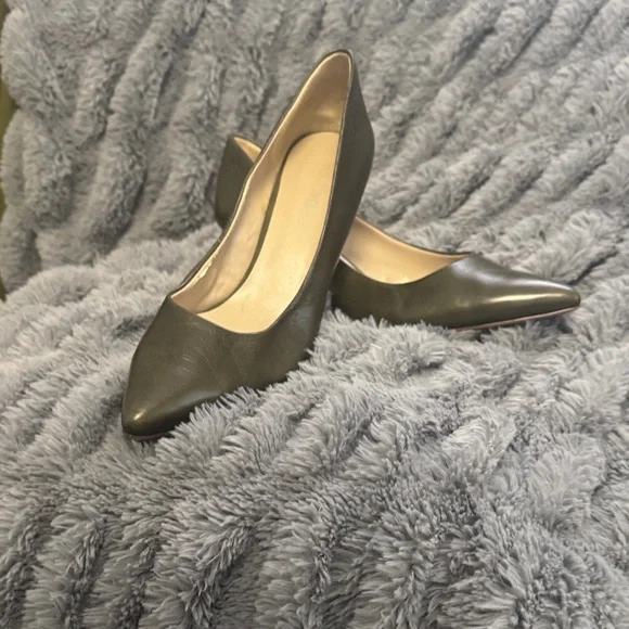 Elegant Olive Green Women's Pumps - Picture 1 of 7